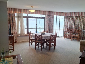 Vista luminosa , alfombras recién lavadas impecables vista