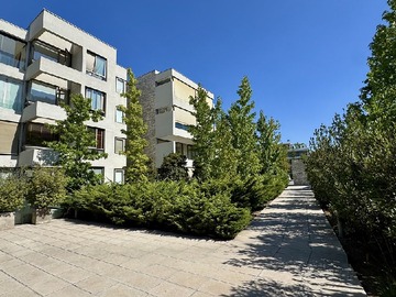 Acceso y frontis edificio