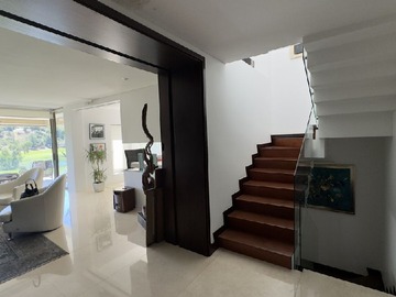 Halla acceso escaleras