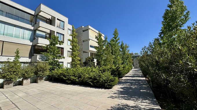 Acceso y frontis edificio