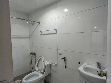 Baño con espacio de lavadora