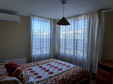 dormitorio en suite con amplio closet