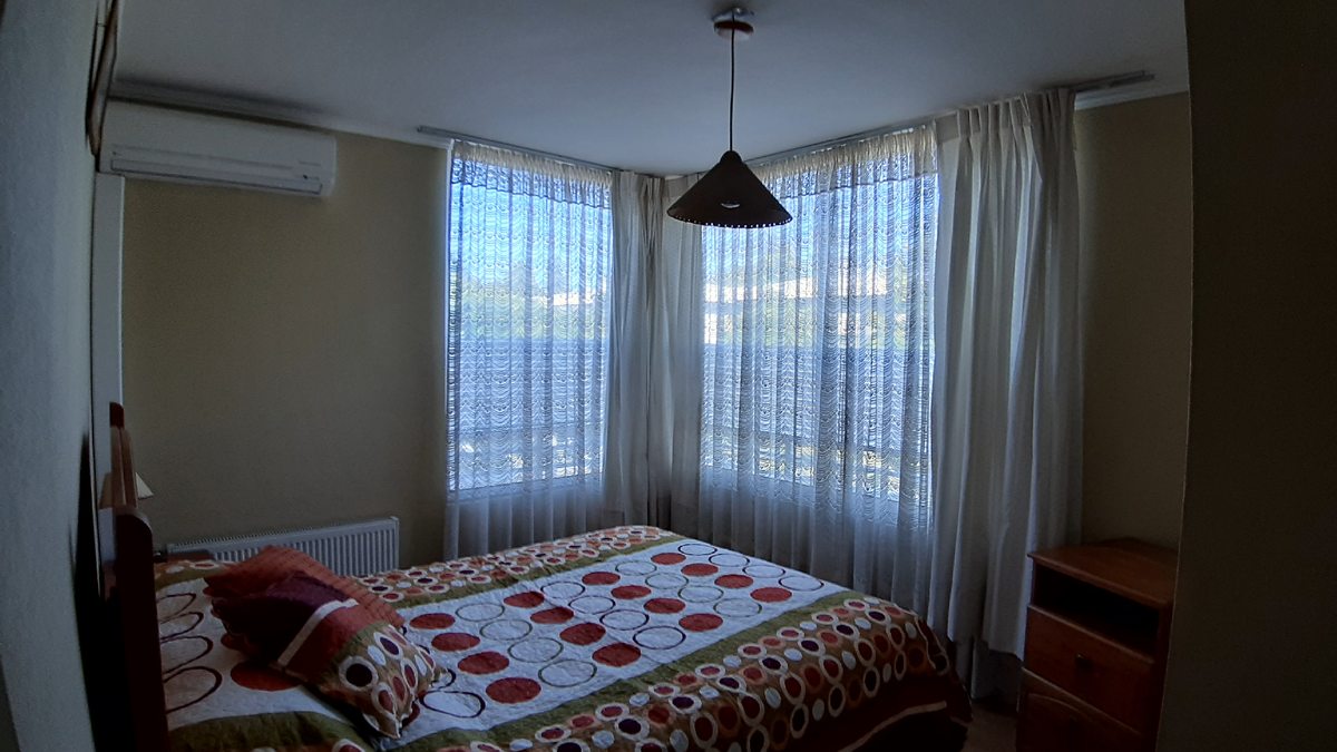 dormitorio en suite con amplio closet