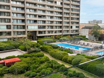 Edificio, piscina y areas verdes