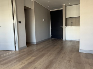 Cocina, acceso dpto y espacio refrigerador