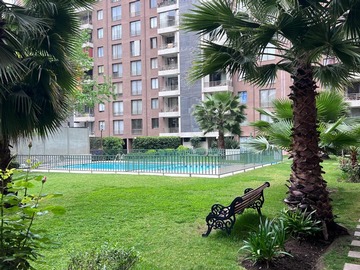 Jardines amplios con piscina