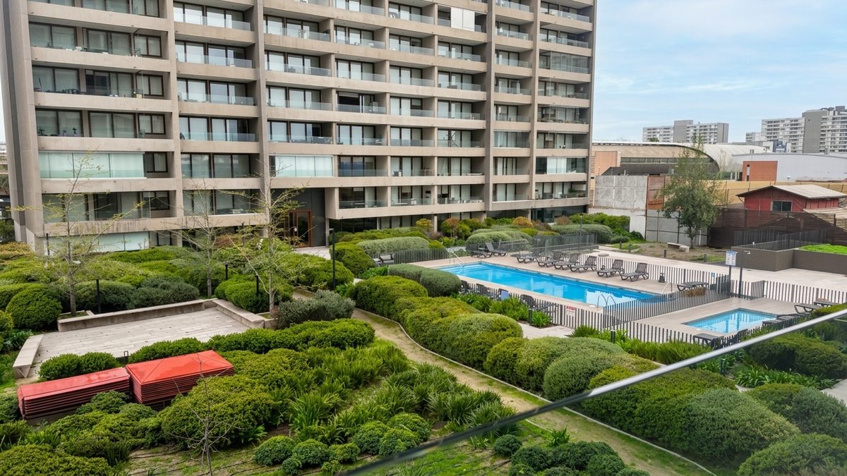 Edificio, piscina y areas verdes