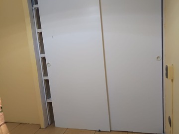 Closet pequeño del dormitorio