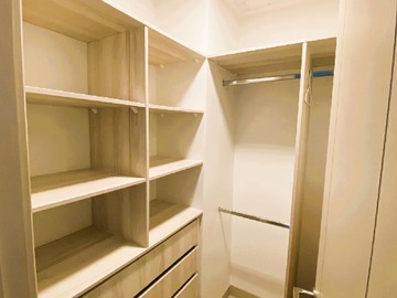 WALK IN CLOSET