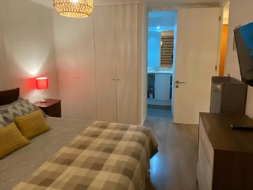 Dormitorio con baño en suite