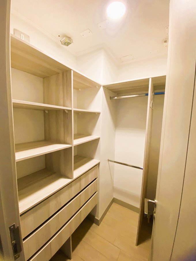 WALK IN CLOSET