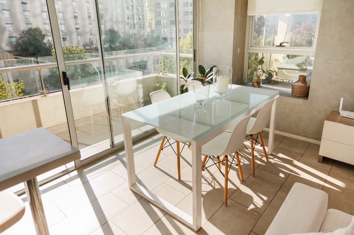 Comedor a la luz del sol con vista a Providencia 