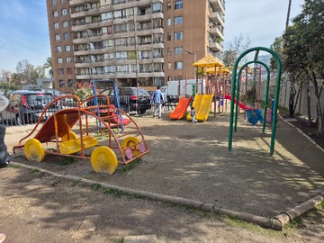 Edificio ,juegos infantiles