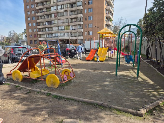 Edificio ,juegos infantiles