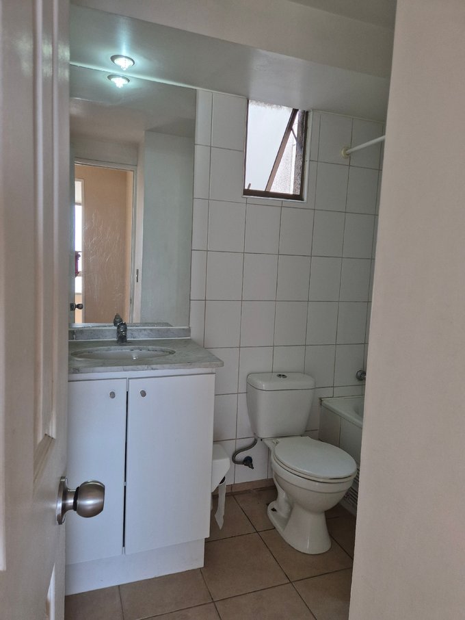 Baño con su ventana y vanitorio