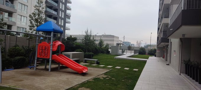 Área de juegos infantiles y piscina