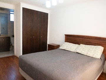 Dormitorio con baño