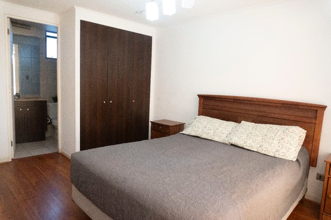 Dormitorio con baño