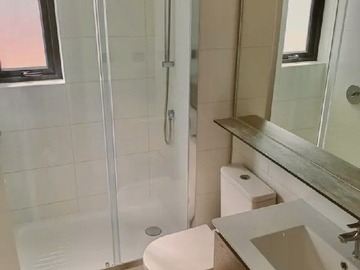 Baño 2 con shower door. Ventilación natural