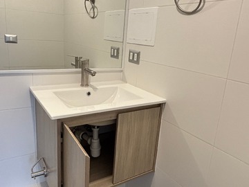 Baños equipados con muebles, espejo, accesorios.