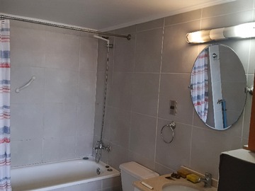 Baño con termo eléctrico e instalación lavadora