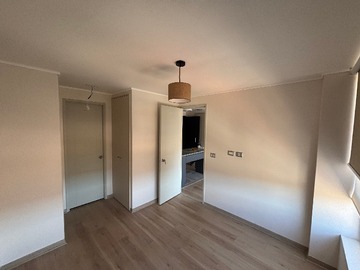 Dormitorio, closets  en pasillo hacia el baño.