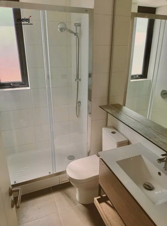 Baño 2 con shower door. Ventilación natural