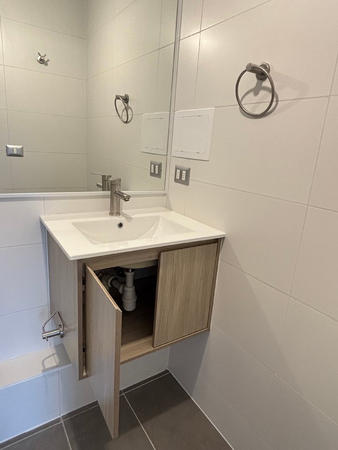 Baños equipados con muebles, espejo, accesorios.