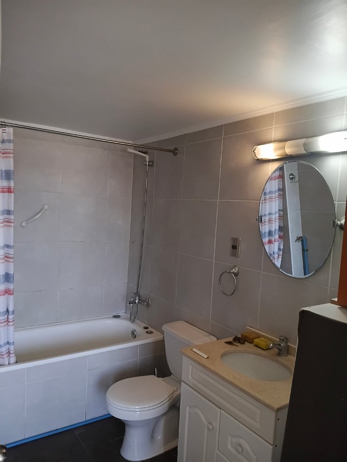 Baño con termo eléctrico e instalación lavadora