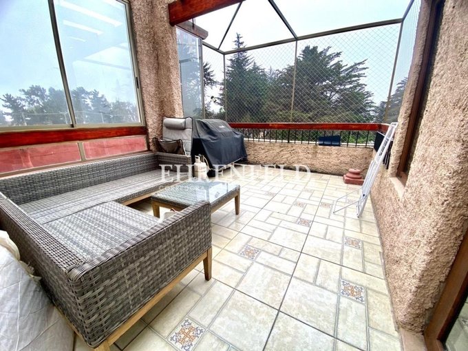 Terraza  en el primer piso. Salida desde el comedor