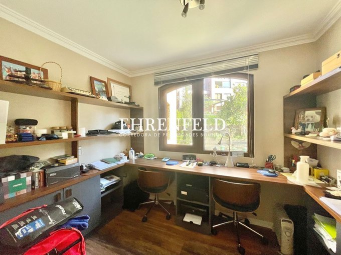 Escritorio o cuarto dormitorio.