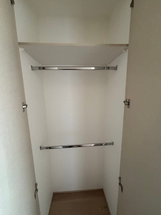 Closet dormitorio con barras
