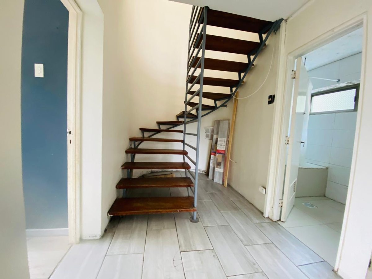 ESCALETA , ZONA DORMITORIOS