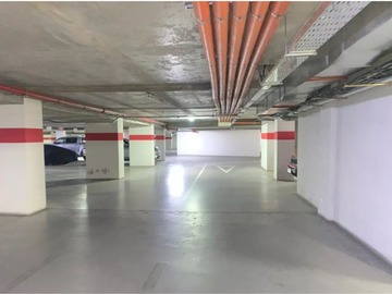 Arriendo Mensual / Estacionamiento / Colina