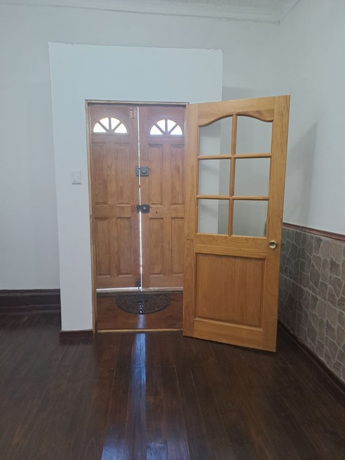 Puerta de ingreso con mampara