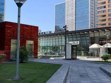 Strip center antejardin