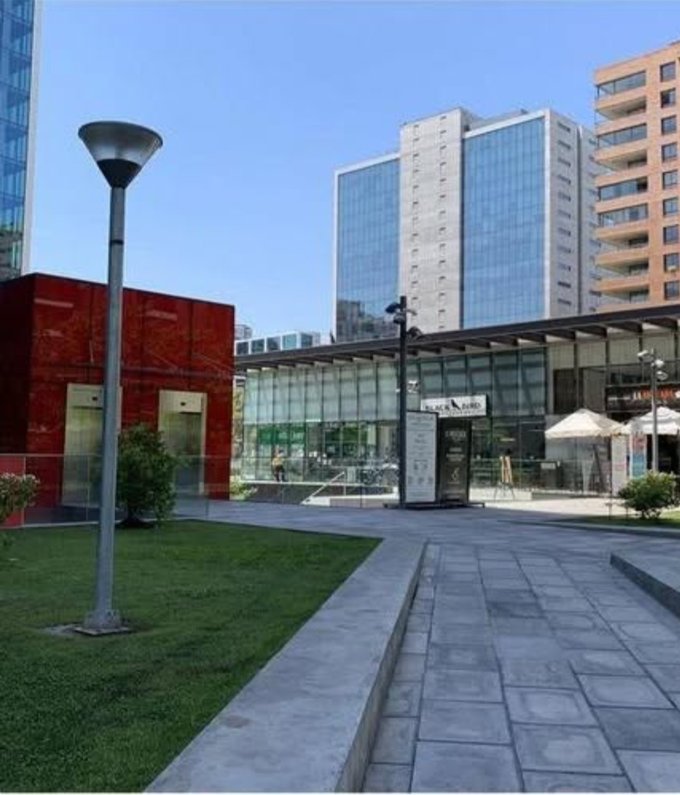 Strip center antejardin