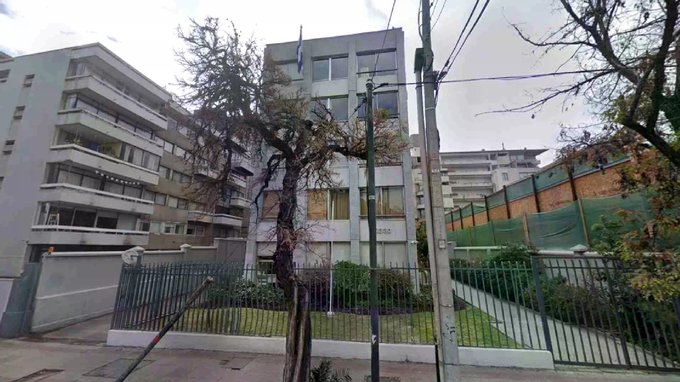 Vista desde la calle hasta el edificio