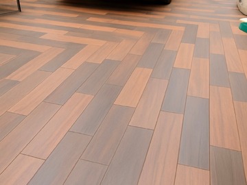 Patio lateral y estacionamiento.