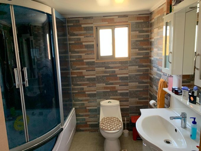 Baño en suite con jacuzzi y cámara de vapor.