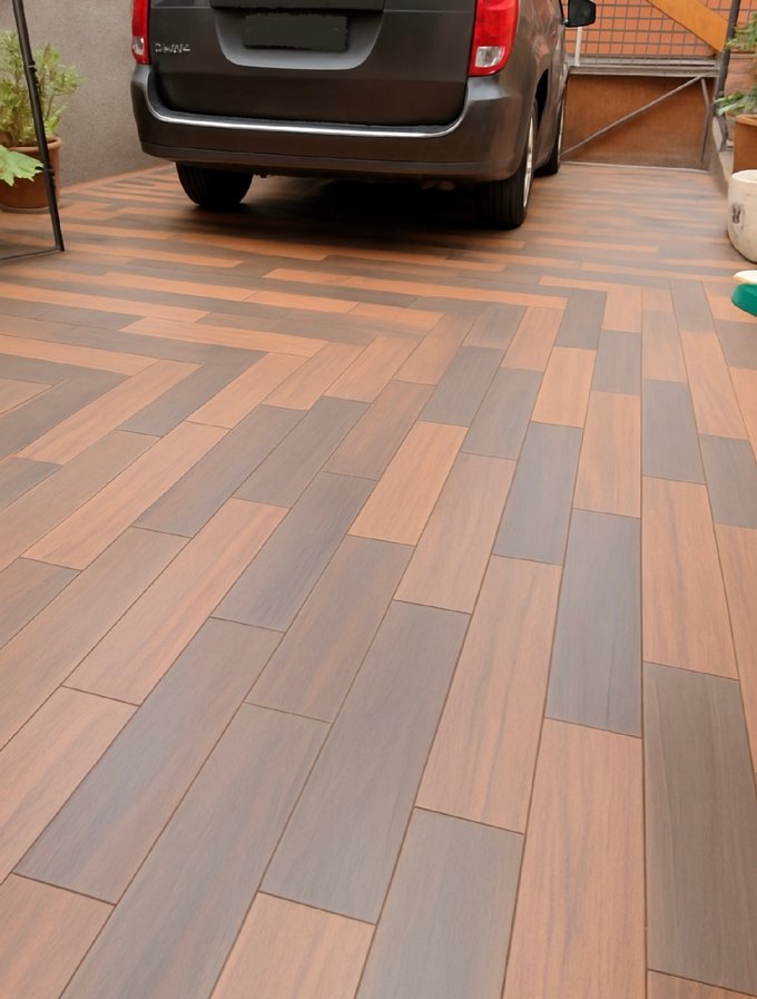 Patio lateral y estacionamiento.