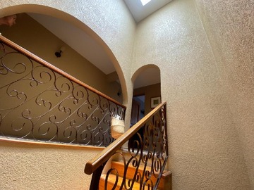 Acceso a segundo piso con tragaluz