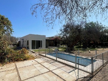 Vista piscina y terraza de fondo