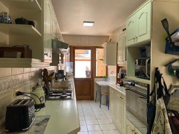 Cocina con acceso a comedor y salida a patio de lavadero