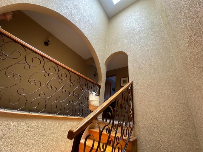 Acceso a segundo piso con tragaluz