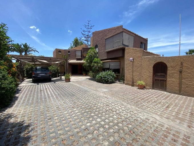 Amplio estacionamiento