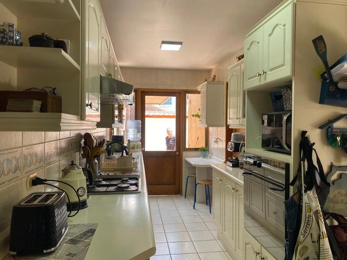 Cocina con acceso a comedor y salida a patio de lavadero