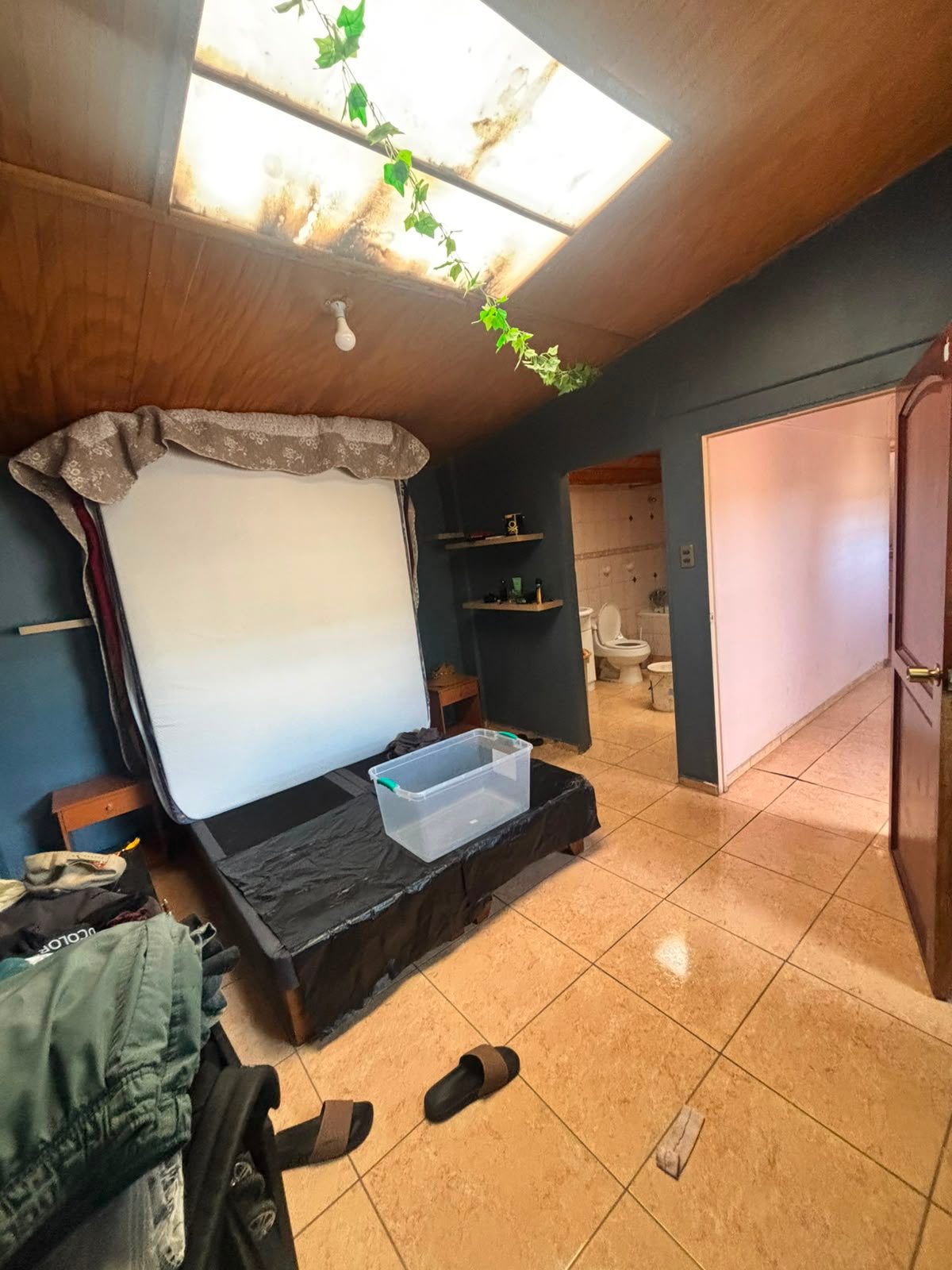 Habitación grande con baño