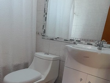 Baño al lado de pieza matrimonial