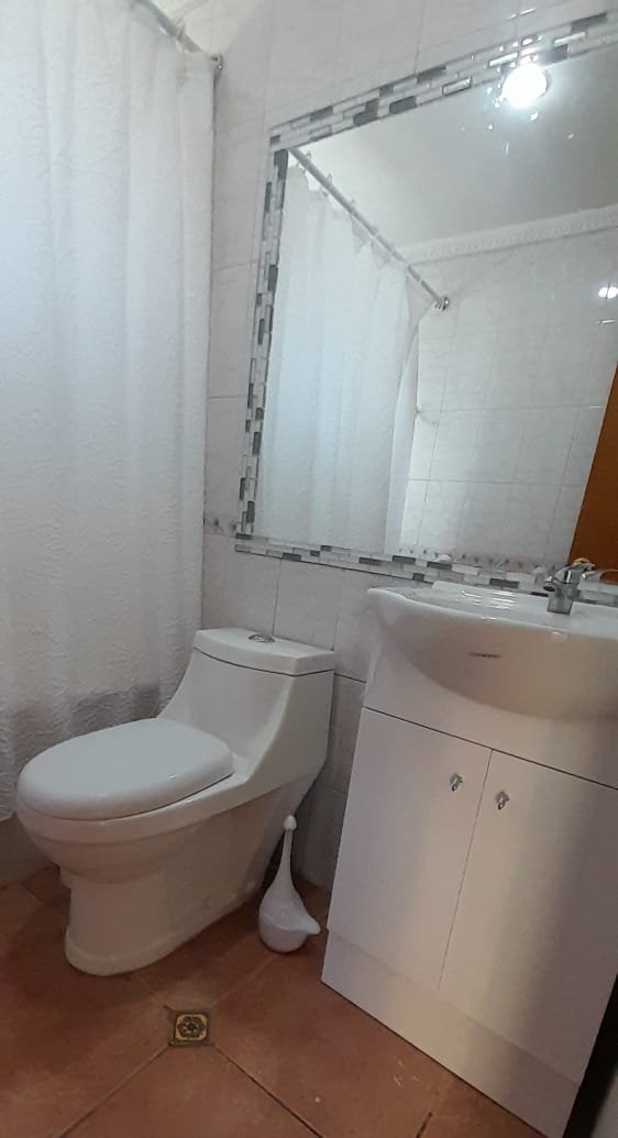 Baño al lado de pieza matrimonial